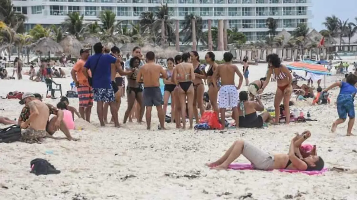 Jovenes turistas Cancun Riviera Maya